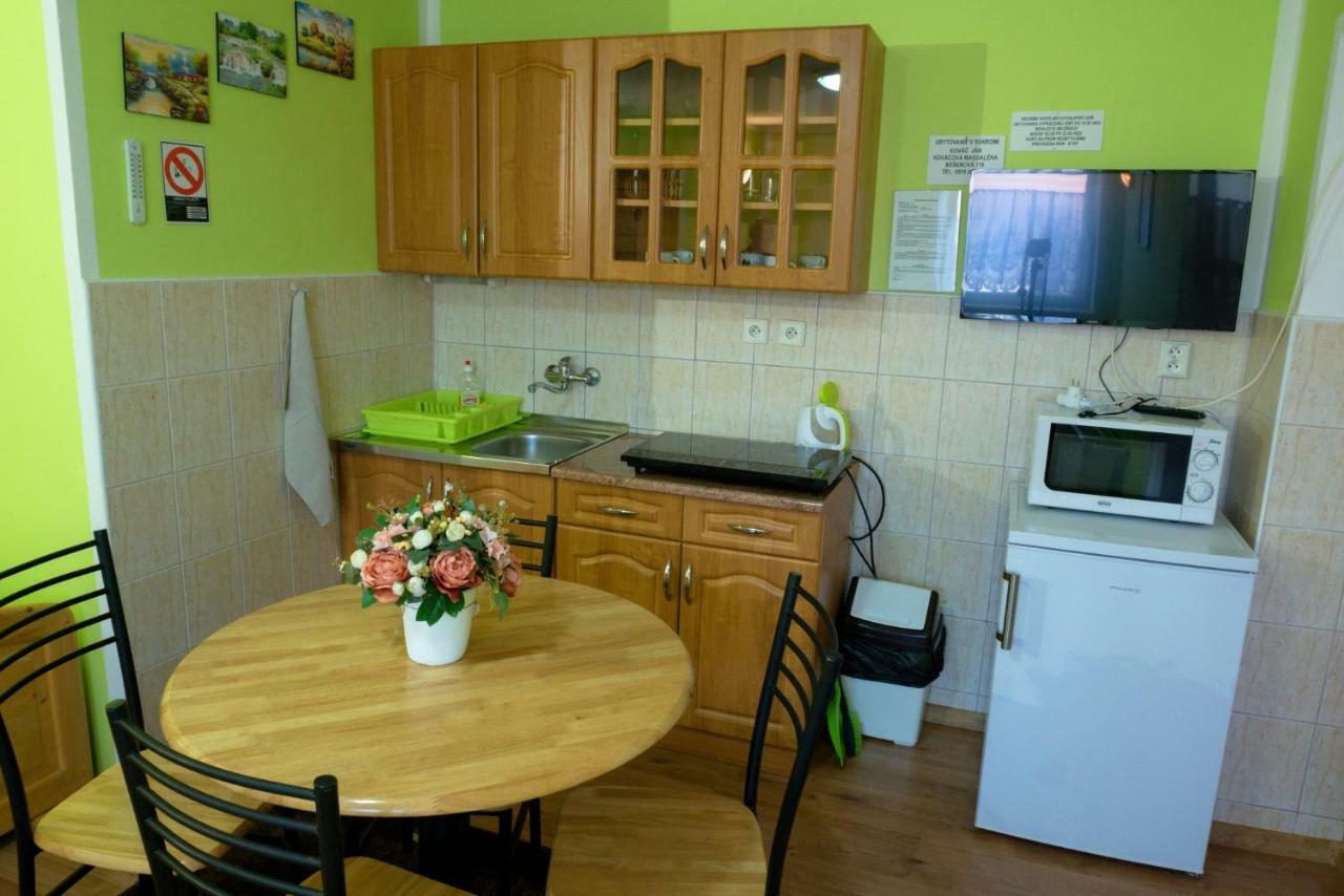 Apartman Pri Zamocku Bešeňová Eksteriør billede